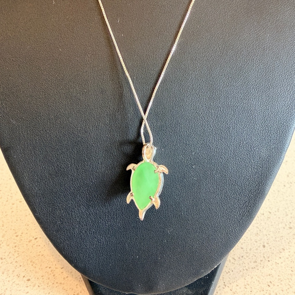 Green Jade Turtle Pendant Necklace in Sterling Silver - Picture 4 of 8